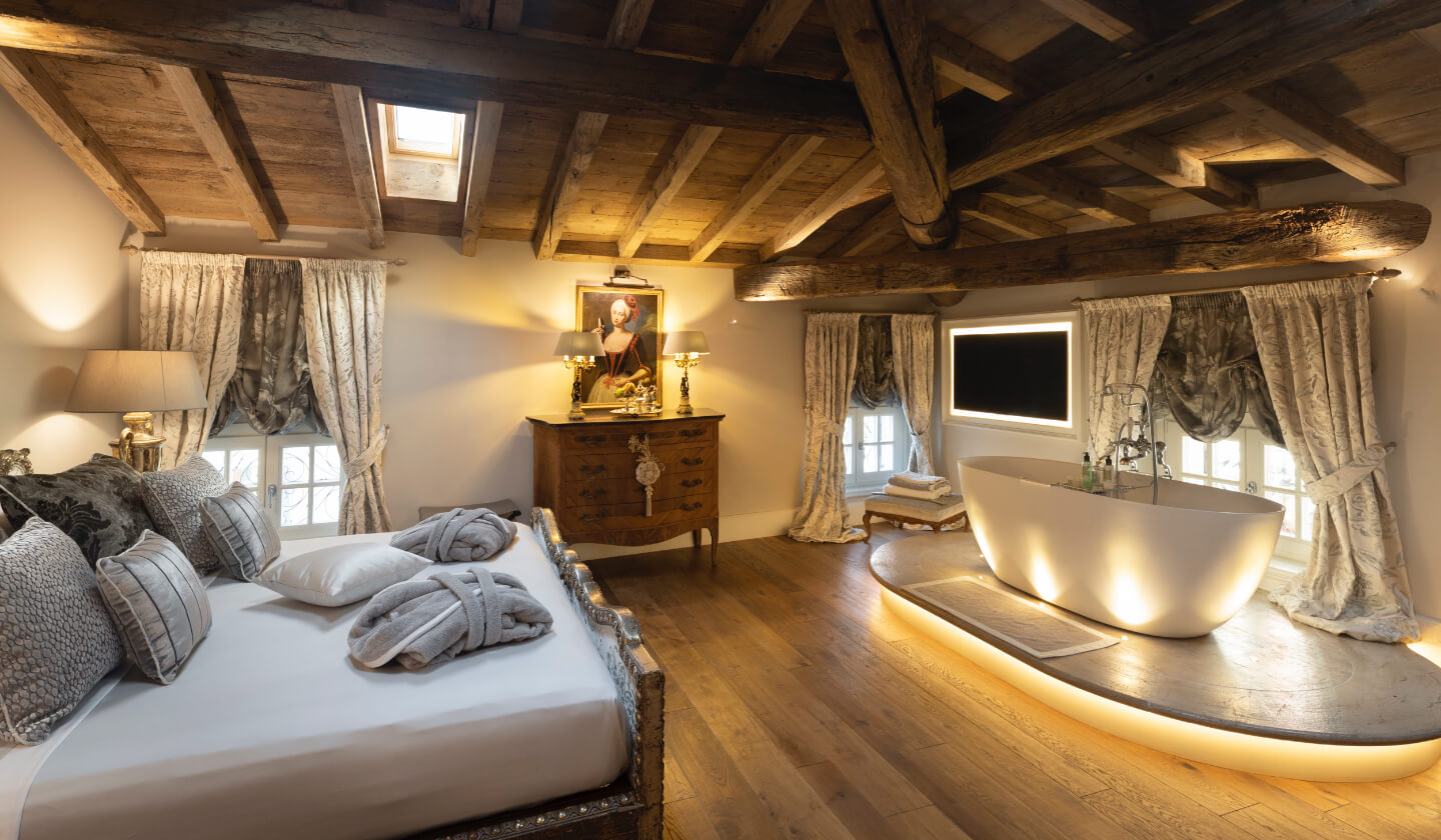 The seductive bathtub blends with the sensual atmosphere of the room, Suite La Moretta, Antica Dimora Desenzano