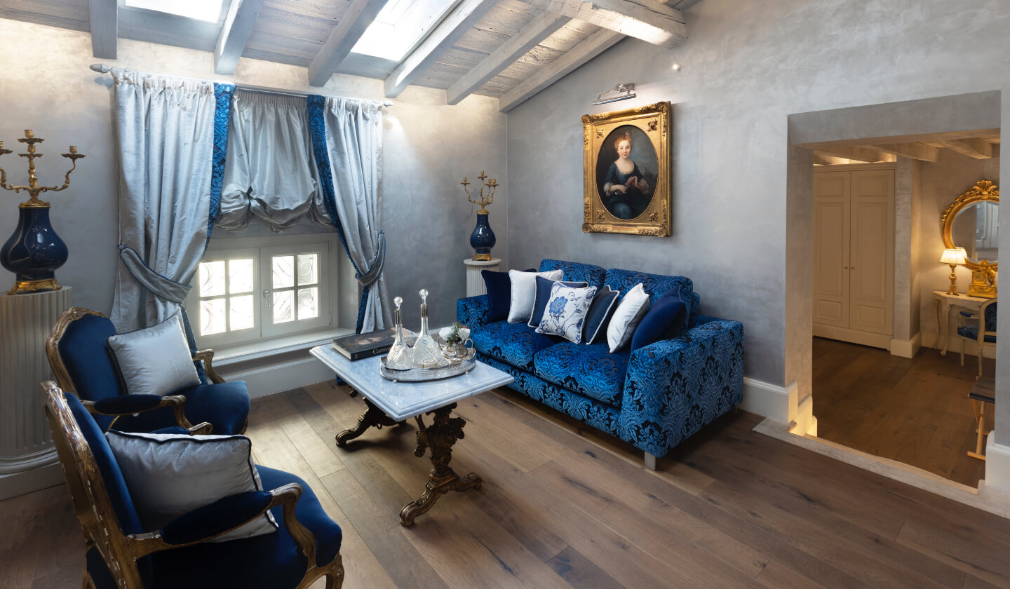 Refined living room with deep blue sofa, Suite La Principessa, Antica Dimora Desenzano