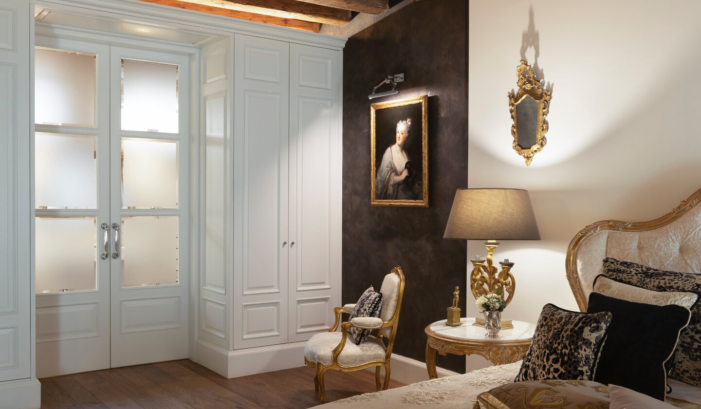 The majestic furnishings dress the Suite and make the space bright, Antica Dimora Desenzano