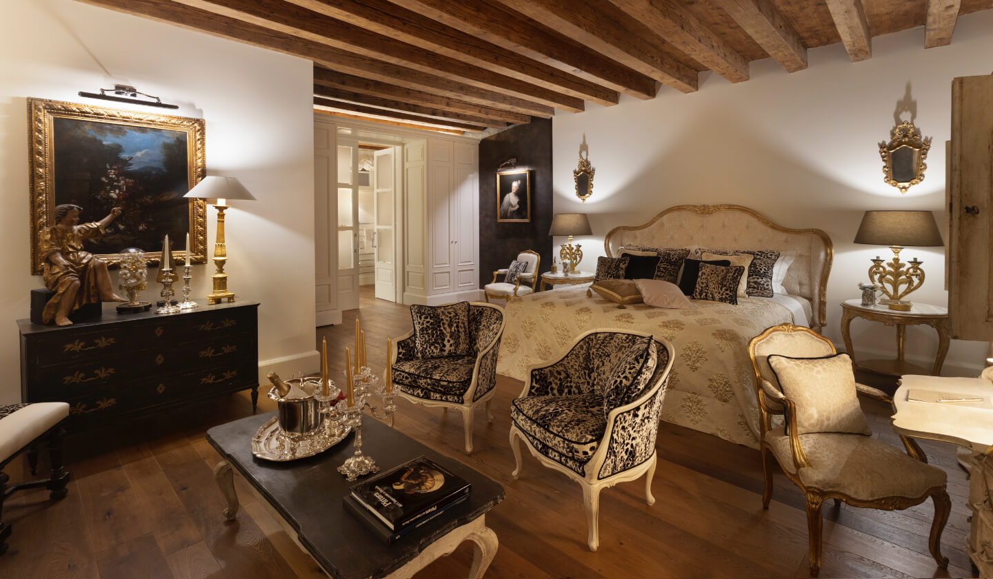 The regal atmosphere, enriched by a touch of excess, Suite La Veneziana, Antica Dimora Desenzano